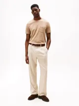 Remera color beige de algodón, de corte regular, con cuello redondo y bolsillo de parche en el pecho con logo de la marca.