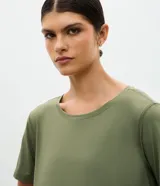 Remera deportiva de manga corta y cuello redondo, confeccionada en poliamida con elastano. Presenta un diseño liso con detalle de recorte en la espalda, ideal para actividades físicas por su tejido ligero, suave y de secado rápido.