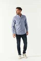 Camisa celeste con microestampado, de corte slim fit, manga larga y cuello abotonado. Confeccionada en algodón y con logo bordado en el pecho.