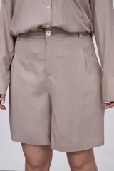 Short color visón de tiro alto, corte recto y largo hasta la rodilla.