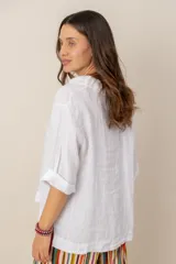 Blusa blanca de lino de manga larga con cuello en V y calce holgado.
