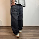 Pantalón jean negro de corte ancho.