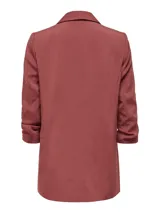 Blazer regular fit color rosado viejo, con cuello solapa, mangas 3/4 y bolsillos frontales ribeteados.