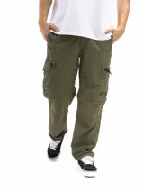 Pantalón de trekking convertible color verde militar, con piernas removibles mediante cierre a la altura de la rodilla, transformándolo en bermuda. Presenta múltiples bolsillos cargo con tapa y cierre, y cintura con pasadores para cinturón.
