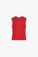 Top blanco de manga sisa con cuello redondo y corte ajustado al cuerpo.