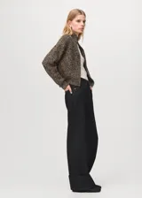 Jeans de denim oscuro de corte ancho y tiro medio, con bolsillos laterales y traseros, y botamanga ancha con vuelta.