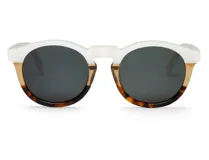 Lentes de sol Mr Boho modelo Jordaan, con montura redonda de acetato color blanco en la parte superior, marrón carey en la parte inferior y lentes grises.