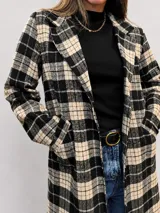Chaqueta larga de corte recto con estampado de cuadros en tonos marrones y beige. Presenta solapas clásicas, cierre frontal con un botón, bolsillos laterales y forro interior.