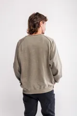 Buzo color verde oliva con cuello redondo y mangas largas, corte oversize y logo 'UY' en relieve en el frente.