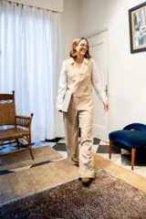 Pantalón pinzado de corte ancho, color caqui, con diseño de pernera amplia y fluida.