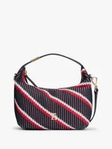Cartera tipo hobo de Tommy Hilfiger con diseño de rayas diagonales en azul marino, rojo y blanco. Presenta un asa superior fija, una correa ajustable extraíble, cierre superior y el logo metálico TH en la parte frontal.