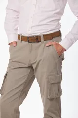 Pantalón cargo azul marino de corte recto, con bolsillos laterales y traseros con solapa, confeccionado en algodón con elastano.