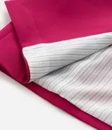 Blazer sastre de corte alargado y diseño minimalista sin botones. Presenta cuello con solapas clásicas, mangas largas y bolsillos laterales tipo vivo. Confeccionado en tejido estructurado con forro interior.