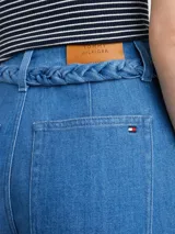 Pantalón de jean azul de pierna ancha con cinturón trenzado.