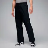 Pantalón negro tejido woven Jordan Essentials, corte estándar con cierre de cremallera.