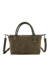 Cartera de mano tipo tote pequeña, confeccionada en material efecto gamuza color verde oliva. Presenta doble asa superior, correa larga ajustable y extraíble, cierre superior y detalle de aplique metálico en forma de labios en el frente.