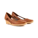Zapato de cuero negro con taco corrido revestido en corcho y plataforma de yute trenzado. Cuenta con diseño lateral abierto y puntera redondeada.