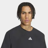 Remera deportiva Adidas de running color negro, con cuello redondo, manga corta y paneles perforados para mayor ventilación.