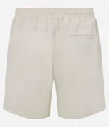 Bermuda masculina de corte recto, color rojo, con cintura elástica y cordón de ajuste. Cuenta con bolsillos laterales y traseros, confeccionada en una mezcla de algodón y lino.