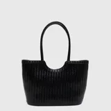 Cartera tipo bucket color bordó con diseño de textura trenzada en toda su superficie. Presenta una abertura superior curva y doble asa de hombro.