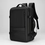 Mochila de viaje expandible color negro, impermeable, con puerto USB integrado, compartimento para laptop, correas ajustables y diseño ergonómico.