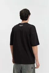 Remera de manga corta para hombre, corte oversize, color gris oscuro.