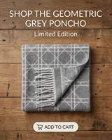 Poncho de dama color gris con diseño geométrico de líneas blancas entrelazadas y terminación de flecos en el ruedo.