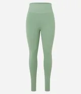 Legging deportiva de tiro alto confeccionada en microfibra elástica, con diseño ajustado al cuerpo y bolsillo interno en la cintura.