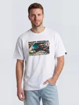 Remera blanca de manga corta con estampado frontal estilo cómic que representa a un jugador de rugby en acción, con el texto Rugby Republic y Kevingston Iconic Cartoon.