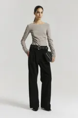 Pantalón negro de corte sastrero con pinzas delanteras, bolsillos laterales y traseros. Confeccionado en corderoy elastizado.