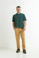 Pantalón color beige de corte recto, con bolsillos laterales y traseros.