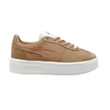Championes Puma modelo Palermo Elvata Mono, de diseño urbano con plataforma, confeccionados en gamuza color tostado con detalles de la marca en el lateral y lengüeta.