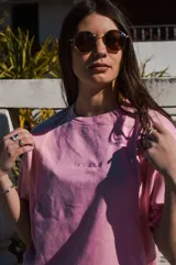 Remera de algodón interlock color rosa, de corte relajado, con mangas cortas y detalle de bordado tono sobre tono en el pecho.