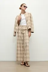 Pantalón wide leg de tiro alto con estampa a cuadros en tonos beige y marrón.