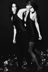 Vestido corto negro con escote halter profundo en pico y cubierto completamente de flecos.