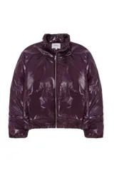 Campera acolchada de acabado brillante en color violeta oscuro, con cuello alto y cierre frontal con cremallera.