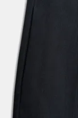 Pantalón de tiro medio con diseño wide leg, confeccionado en mezcla de lyocell. Presenta detalle de pinzas en el delantero, cierre frontal con cremallera, botón y ganchos metálicos.