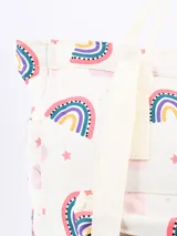 Mochila de poliéster color crema con estampado de arcoíris, nubes y estrellas.