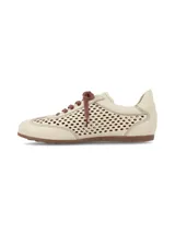 Championes de cuero graneado color crema, con diseño perforado en los laterales y empeine, cordones marrones y suela de goma al tono.