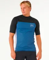 Lycra de surf Rip Curl modelo Drive Upf S/S, de manga corta, con diseño en color negro en la parte superior y mangas, y azul con paneles laterales blancos en el torso. Cuenta con cuello redondo y el logo de la marca estampado en el pecho.