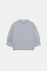 Sudadera crop de cuello redondo, con mangas cortas abullonadas terminadas en puño con pliegue y bajo elástico.