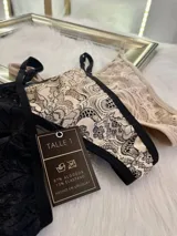 Pack de tres microtangas de encaje con diseño floral, cuentan con tiras laterales regulables y bordes con terminación en cinta elástica. El set incluye una prenda negra, una blanca con estampado floral negro y una beige con estampado floral negro.