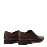 Zapato de vestir tipo slip-on color negro, confeccionado en cuero, con punta cuadrada y costuras decorativas en el empeine.