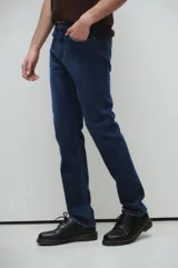 Jeans azul de tiro medio, corte recto y lavado stone wash con bigotes láser.