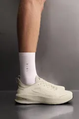 Zapatilla deportiva de correr Zara Athleticz, color beige, con parte superior de tejido de punto transpirable, refuerzos Shield Protect Max en puntera y talón, entresuela con tecnología Spume Foam y suela de goma.