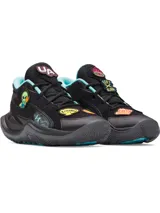 Championes de básquetbol Under Armour modelo Jet 25, color negro con detalles en celeste. Presentan una parte superior de materiales mixtos, cuello acolchado para mayor sujeción y entresuela Micro G para una pisada reactiva. Incluyen parches extraíbles con velcro para personalizar el diseño.