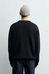 Jersey de punto con cuello redondo y manga larga, de corte regular fit con terminaciones en rib.