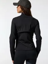 Campera deportiva negra de segunda capa, con cierre frontal completo, cuello alto y mangas largas con abertura para el pulgar. Incorpora bolsillos laterales en la parte trasera y diseño transpirable.