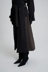 Trench largo de corte amplio, bicolor en tonos de gris.