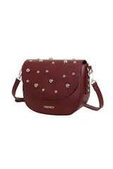 Bandolera Trendy color bordó, confeccionada en material sintético con solapa decorada con tachas semiesféricas metálicas plateadas. Cuenta con correa ajustable y removible, y herrajes plateados con el logo de la marca en la parte frontal.
